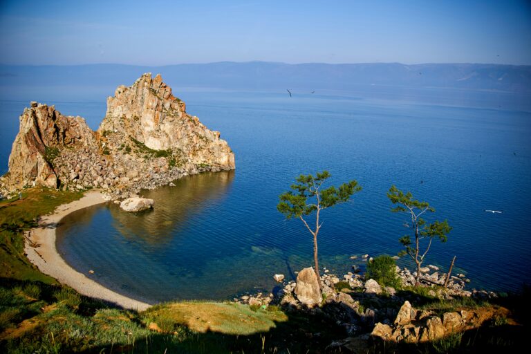 Скала Шаманка и берег Байкала на острове Ольхон